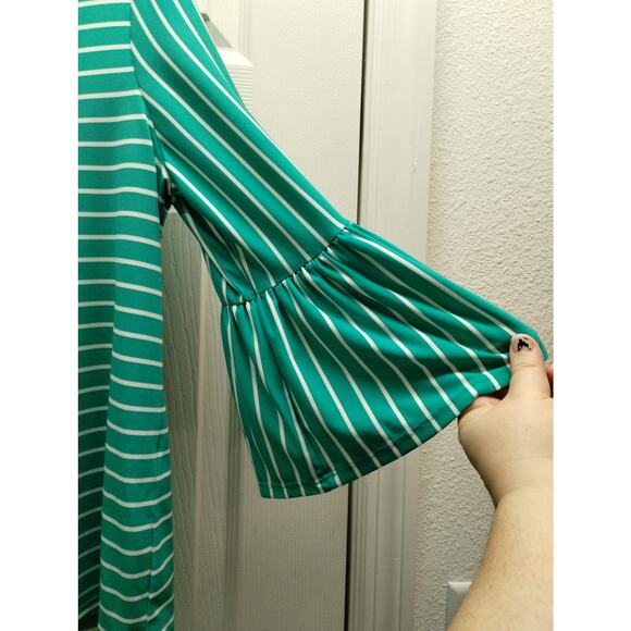 Chico's Size 1 (Medium) Green White Striped Flutter-Sleeve Keyhole-Back Top - Picture 4 of 8
